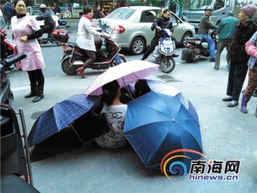 海口女子路边产子,雨伞做产房