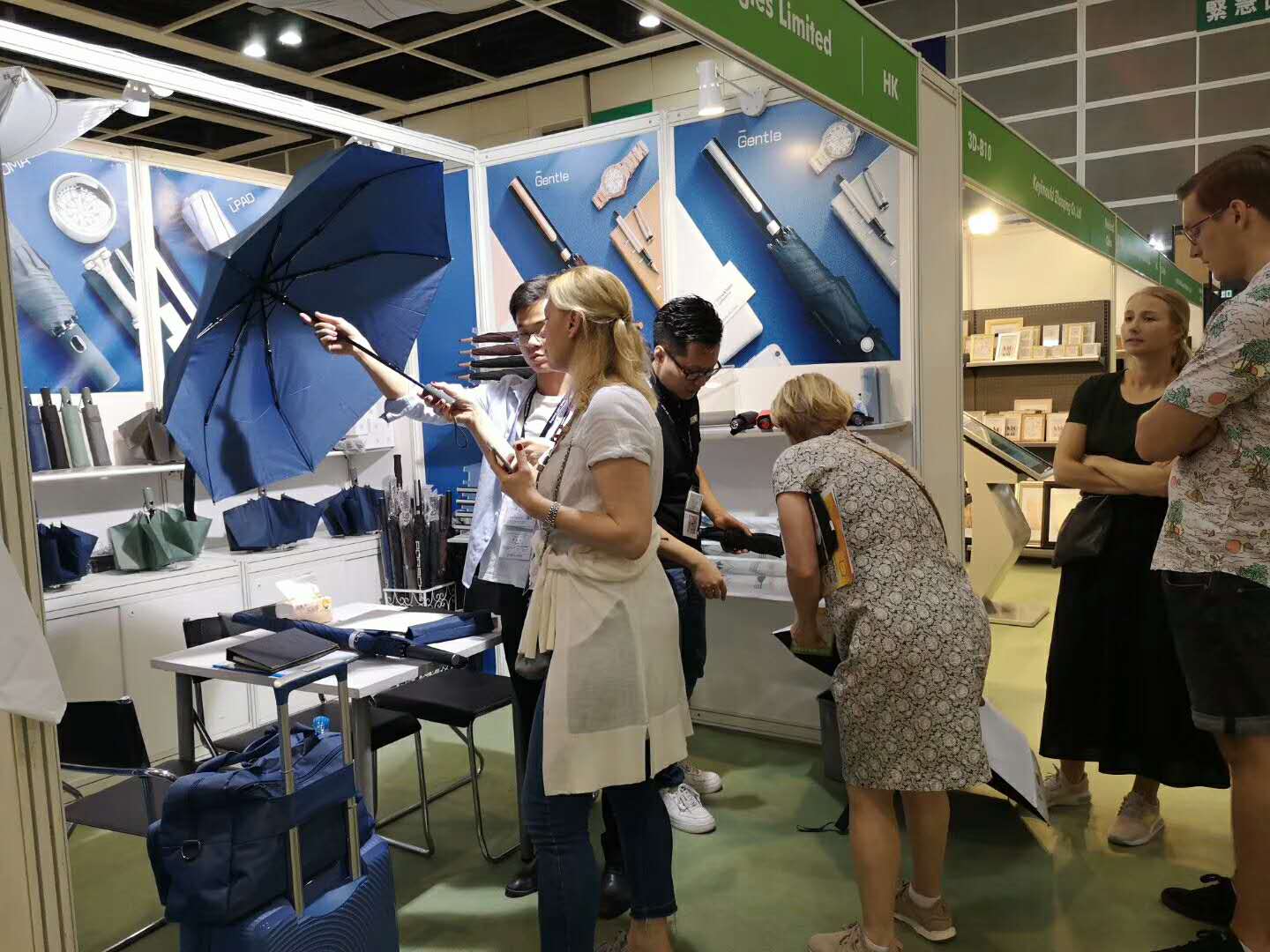 尚语伞业同事在香港展跟客户沟通